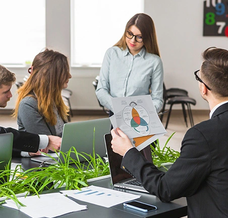 Maestría en Gerencia Integral de la Calidad y Productividad 4 Grupo de profesionales planificando estrategias de mejora continua en un entorno corporativo