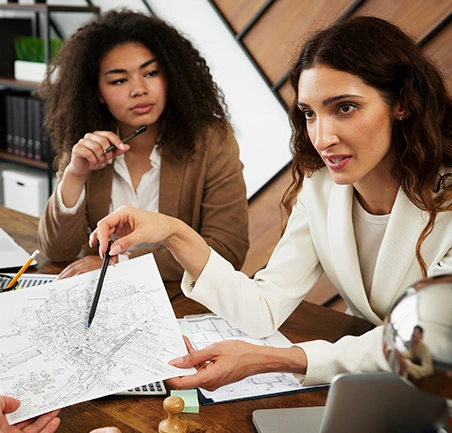 Maestría en Planeación Territorial 3 Grupo de profesionales revisa planos y estrategias de desarrollo urbano sostenible.