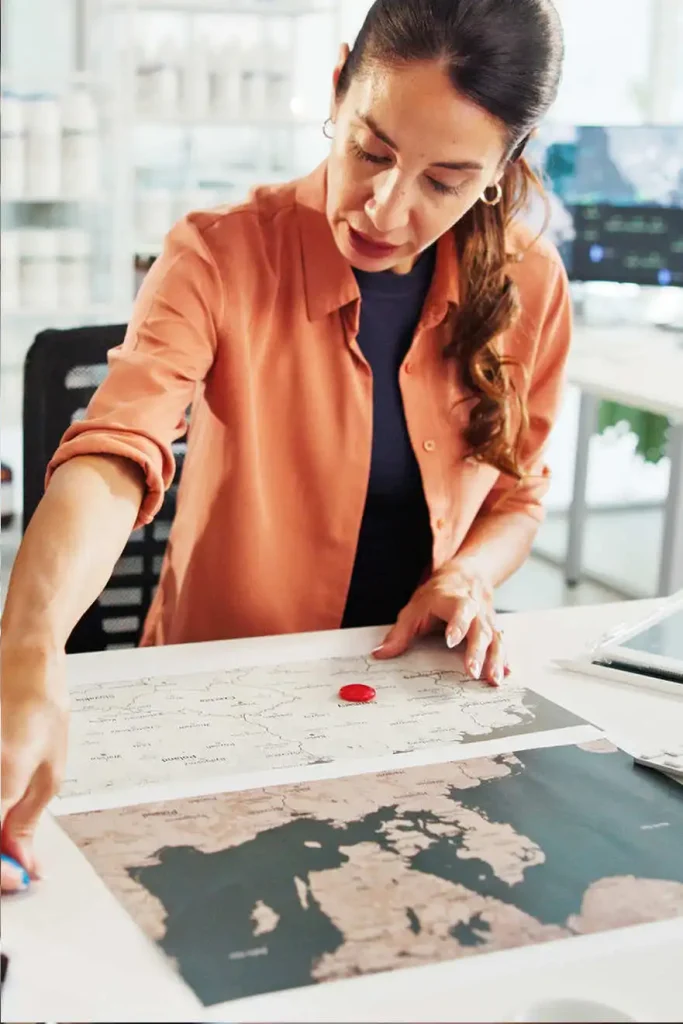 Maestría en Planeación Territorial 1 Profesionales analizan un mapa mundial en un entorno de planeación territorial.