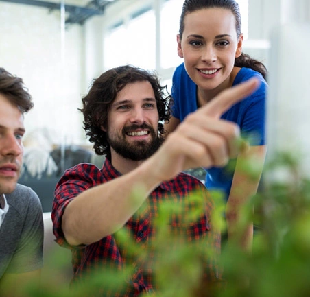 Maestría en Gestión Ambiental para la Competitividad 3 Equipo de trabajo planificando estrategias de sostenibilidad ambiental en oficina.