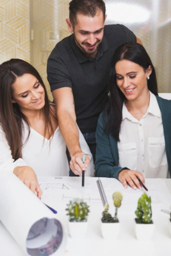 Profesionales colaboran en diseño de proyectos sostenibles y planificación ambiental.