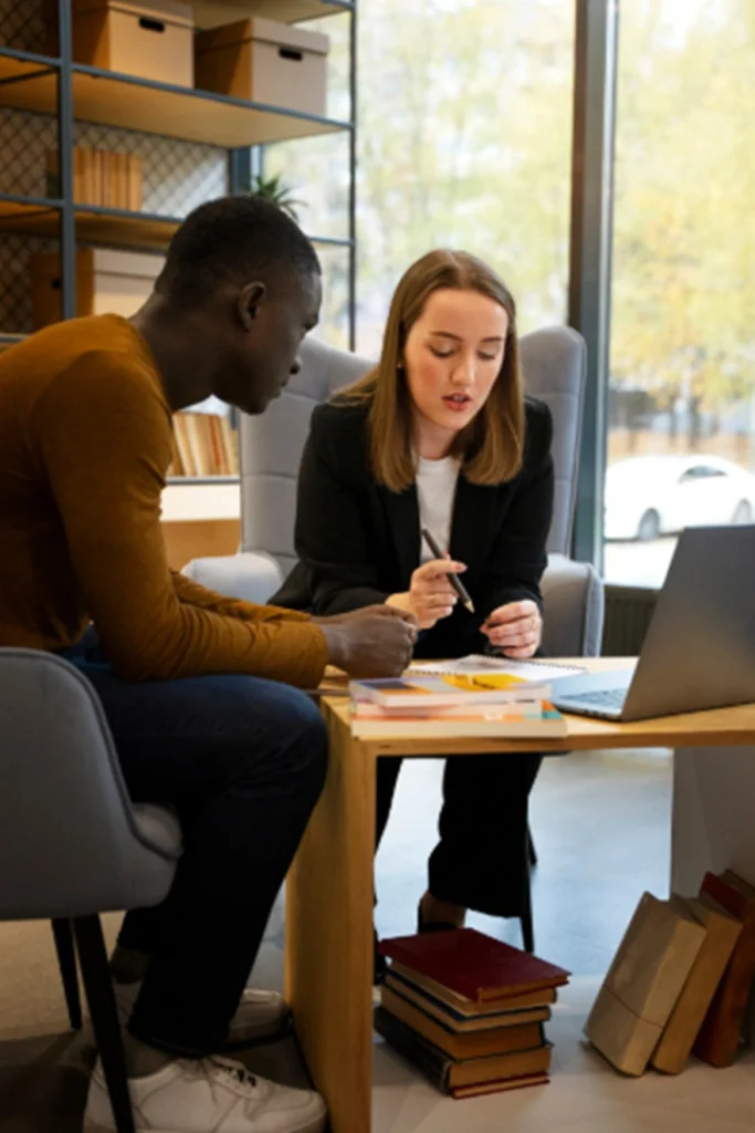 Maestría en Gerencia del Talento Humano 1 Reunión híbrida de profesionales analizando datos y participando en clase virtual.