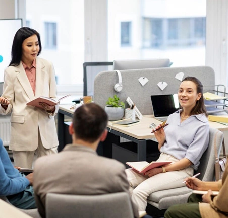 Reclutadora saludando a candidato en proceso de selección de personal, representando la gestión del talento humano.
