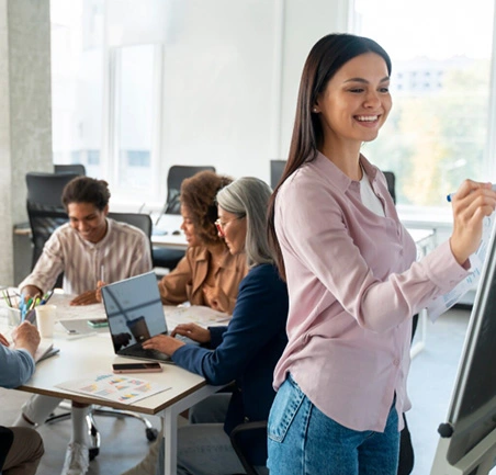 Maestría en Gerencia Integral de la Calidad y Productividad 2 Grupo de profesionales en reunión virtual analizando estrategias de calidad y productividad empresarial.