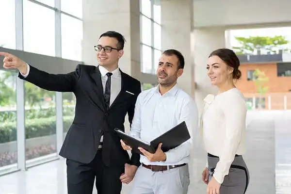 Equipo directivo reunido en sesión institucional.