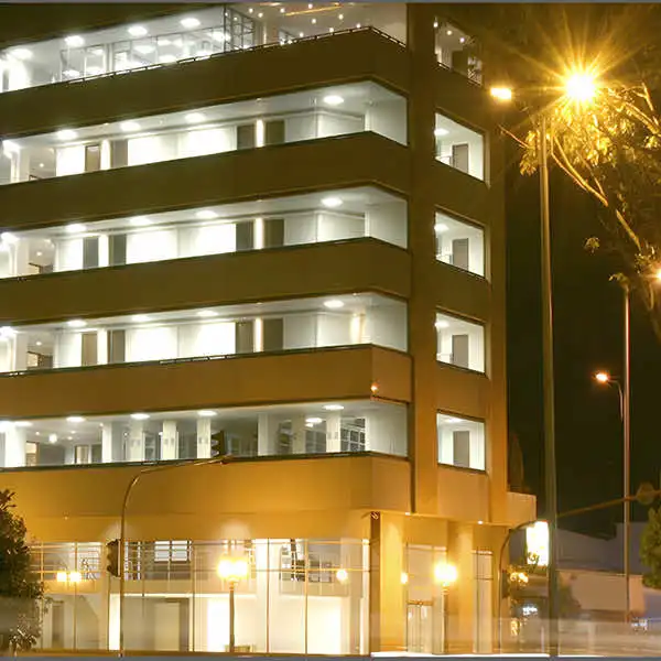 La Universidad 35 Edificio de la Universidad de América iluminado de noche en Bogotá.