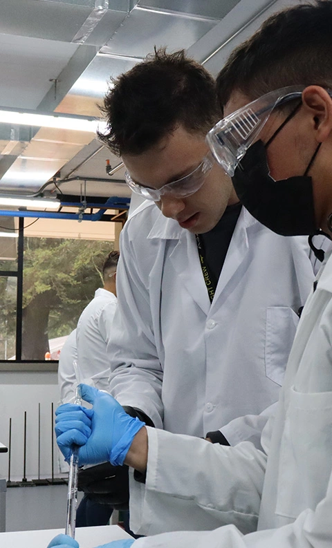 Estudiantes de Ingeniería Ambiental trabajando en laboratorio de la Universidad de América
