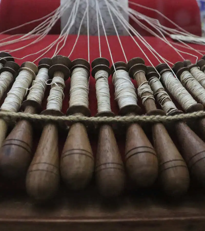 Museo de Trajes 72 hilos y bolillos de tejido artesanal del Museo de Trajes