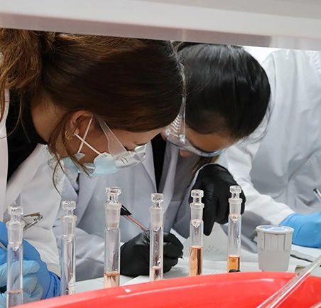 Estudiantes de Ingeniería Ambiental realizando análisis en laboratorio