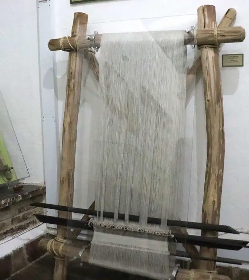 Museo de Trajes 73 telar artesanal tradicional exhibido en el Museo de Trajes